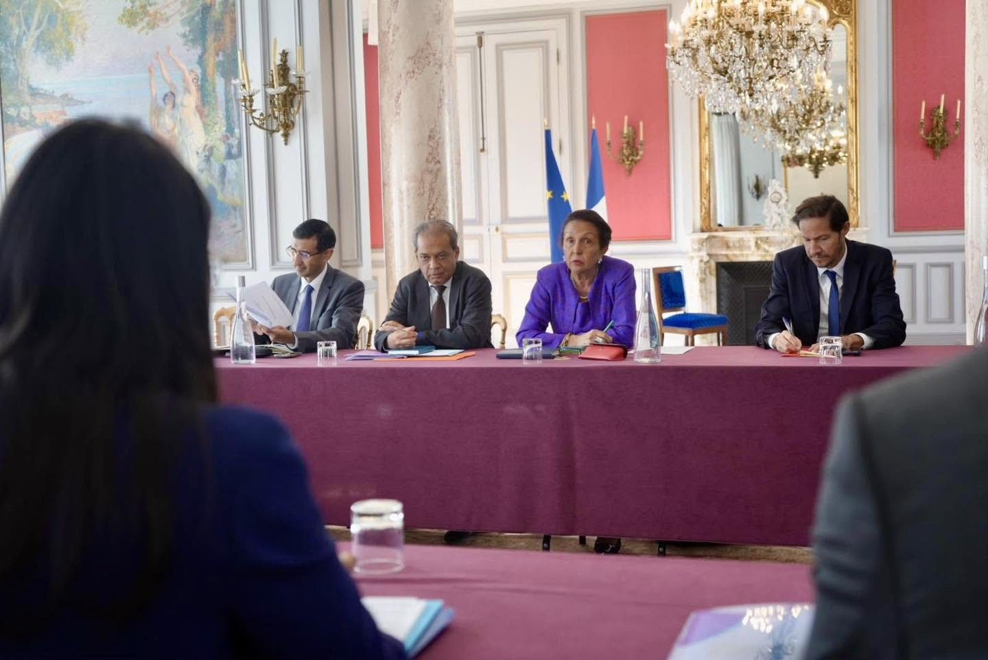 Huguette Bello en réunion de travail au ministère des Outre-mer, à Paris.