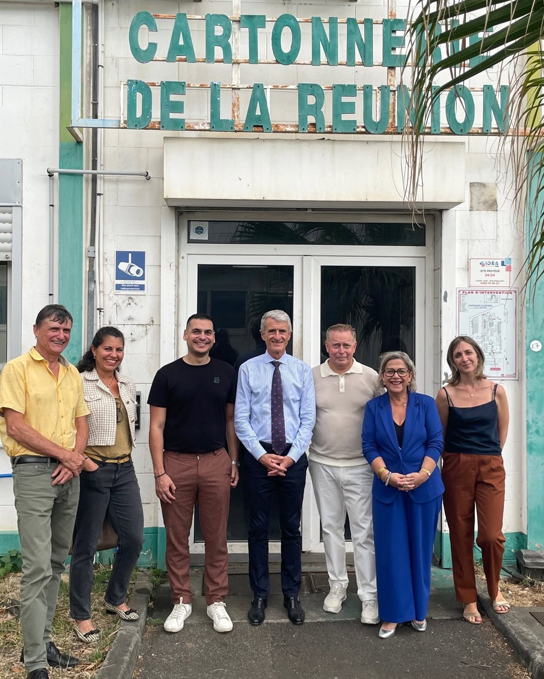 Devant la Cartonnerie de la Réunion : le préfet Patrice Latron entouré de dirigeants du Medef et de l’entreprise, dont Dany Leveneur.