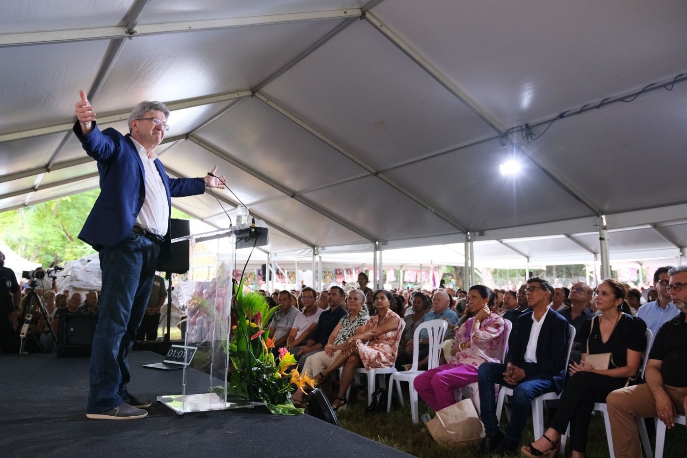 Jean-Luc Mélenchon à la tribune, sous chapiteau, devant ses soutiens réunionnais.